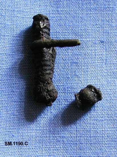 Fragmenter av en jernspiral til bronsefibula.
