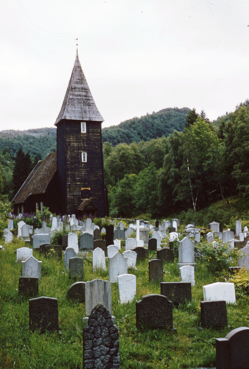 Kirkegård og kirke
