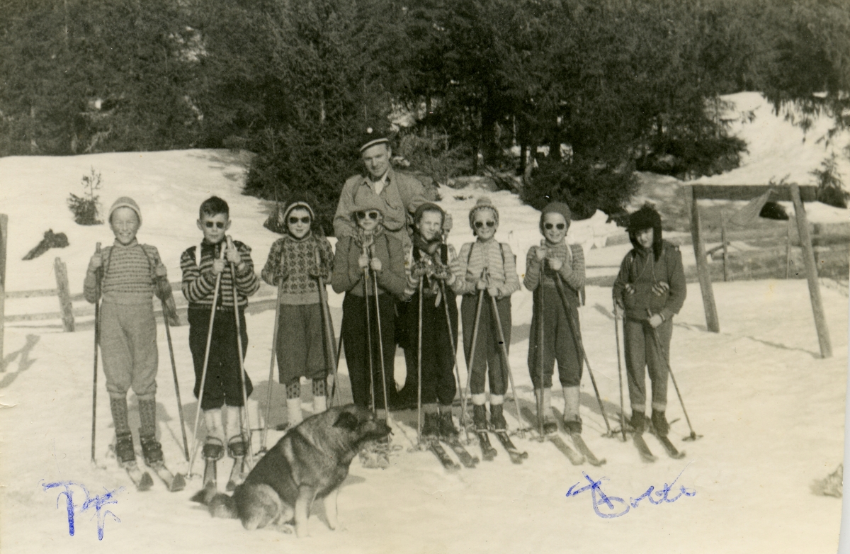 Unge skiløpere på tur