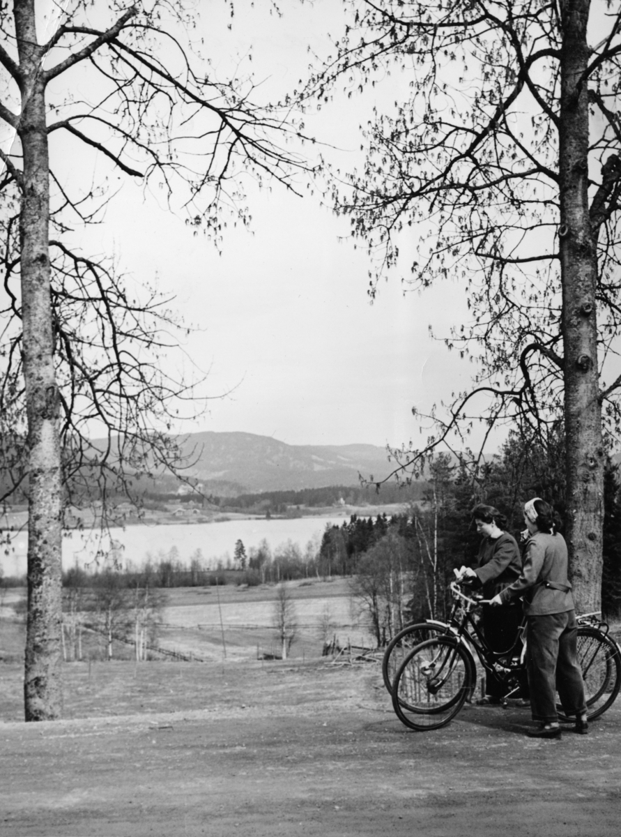 Foto av to kvinner på sykkeltur som tar en rast ved Maridalsvannet. Tekst til originalbilde: "Vår Maridalen".