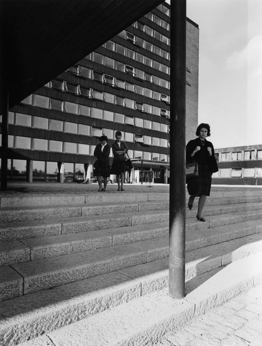 Foto av en kvinne som går ned trappa foran humanistisk fakultet på Blindern.