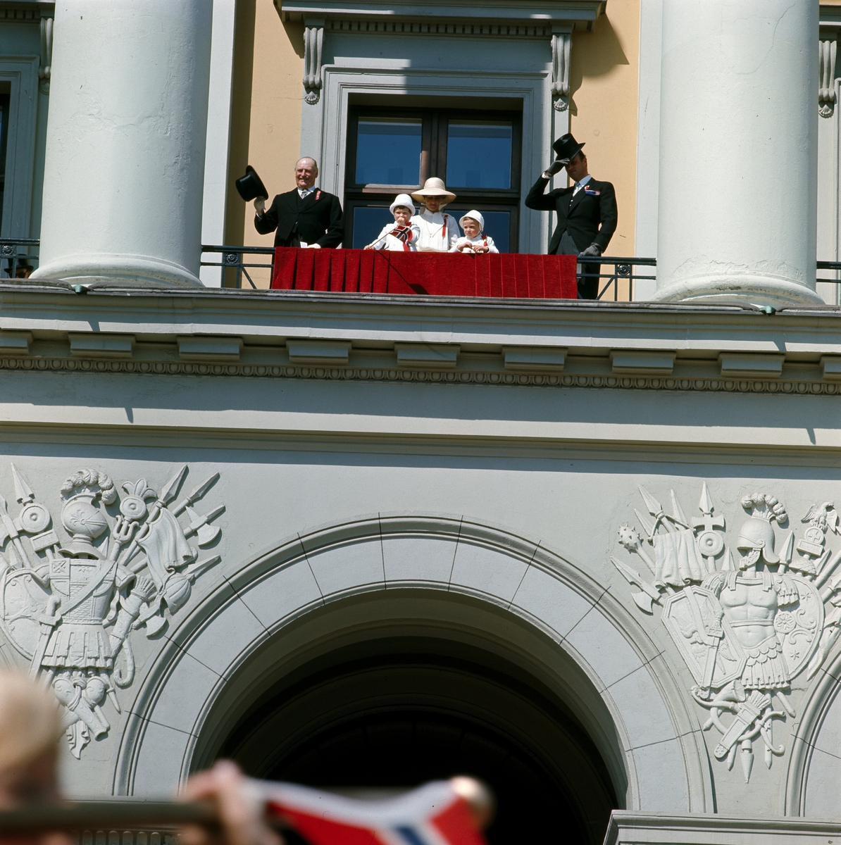 Kongefamilien på slottsbalkongen, 17. mai 1976.