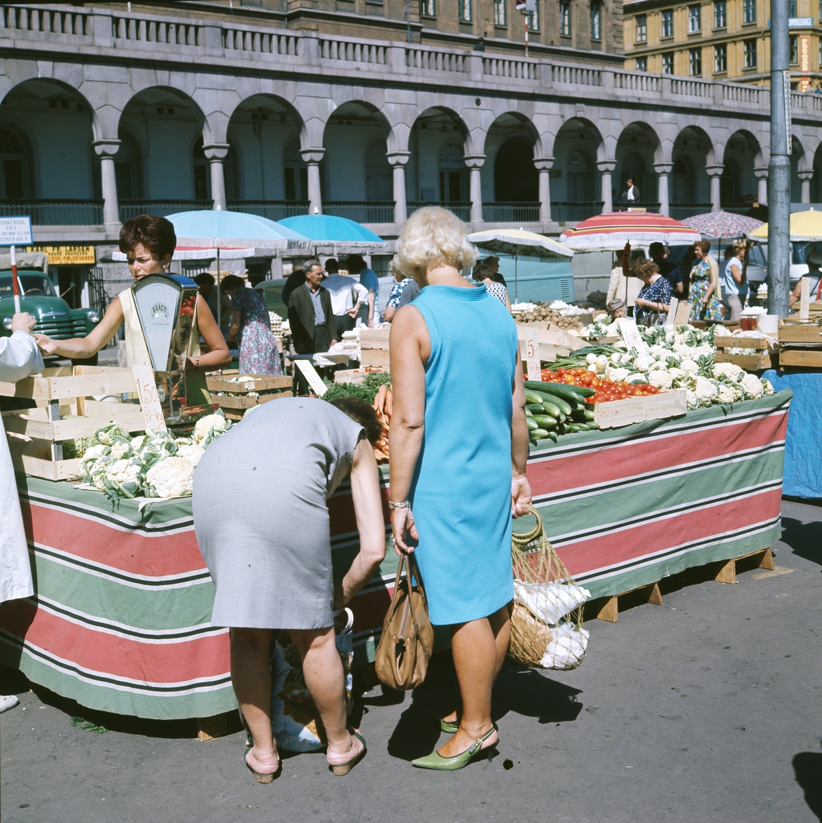 Kvinner i sommerkjoler på torghandel på Youngstorget en sommerdag i juli 1967.