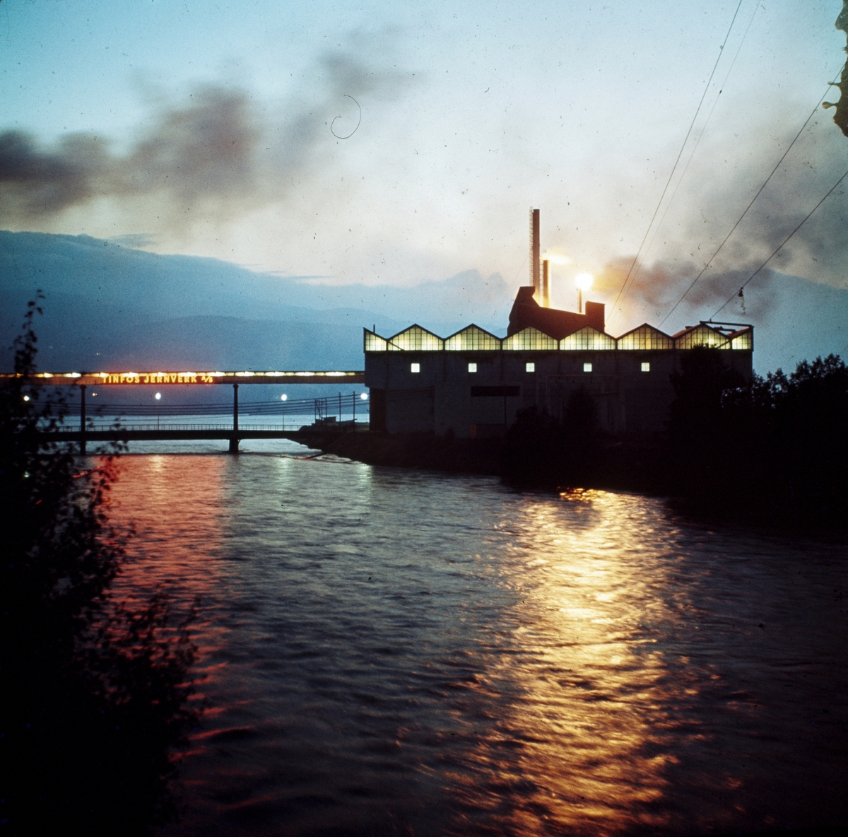 Kveldsfoto av Tinfos jernverk.  Fra diaskonvolutt: Tinfos Jernevrk Notodden