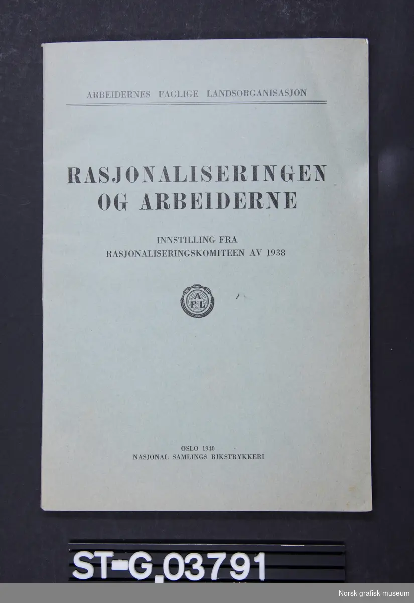 Hefte med lysegrønt omslag på 63 sider. Heftet viser innstilling fra rasjonaliseringskomiteen av 1938 og inneholder i tillegg tre bilag som forteller om rasjonaliserings konsekevnser for forbundene.