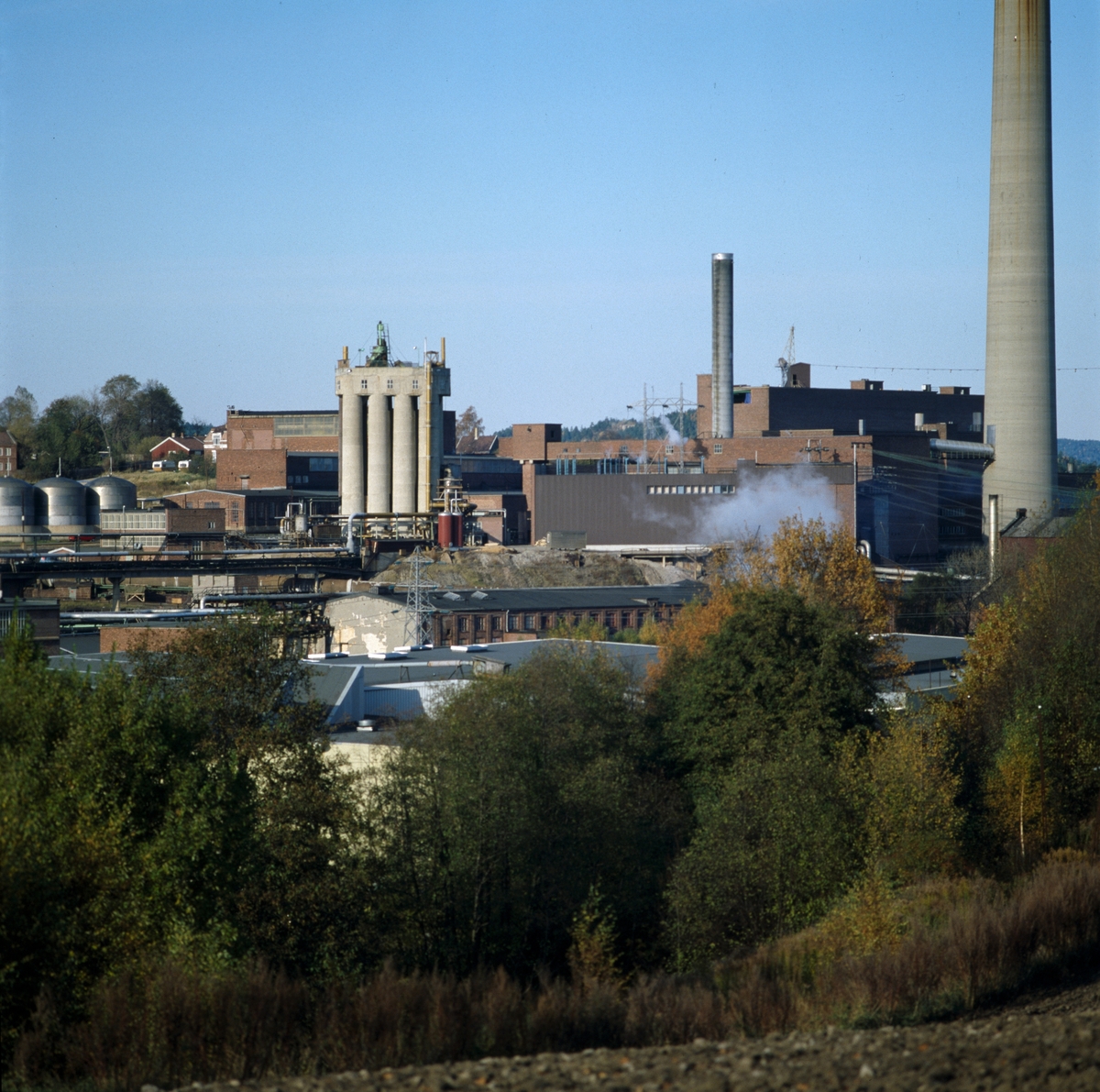 Oversiktsfoto av Borregaard fabrikker.  Fra fotografens originalemballasje: Borregård (del av) 39 f-3   16.10.-80