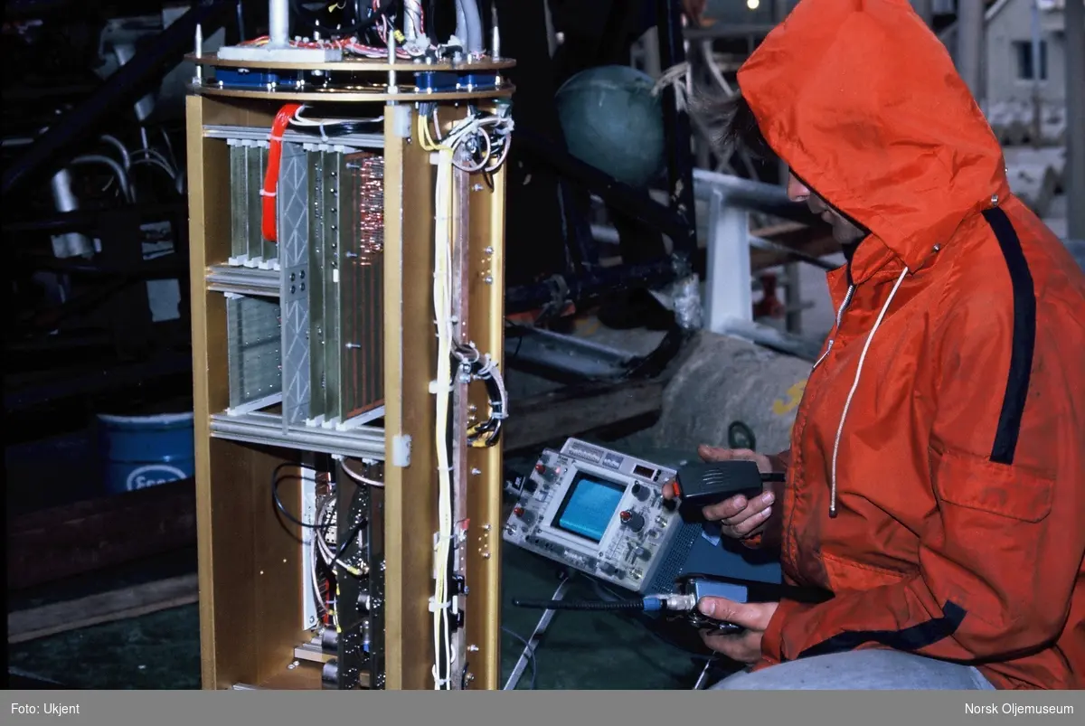 To menn arbeider med elektronikken til ROV'en "Snurre" på et skipsdekk.