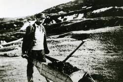 Paul Hartvikøy med trillebåre på Hartvikøya i Flatanger