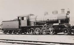 Damplokomotiv type 19a nr. 154 utenfor lokomotivastallen i N