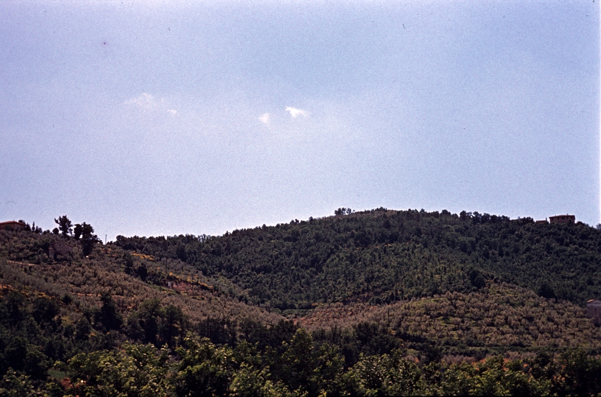 Landskapsfoto av en ås, sannsynligvis i Italia.