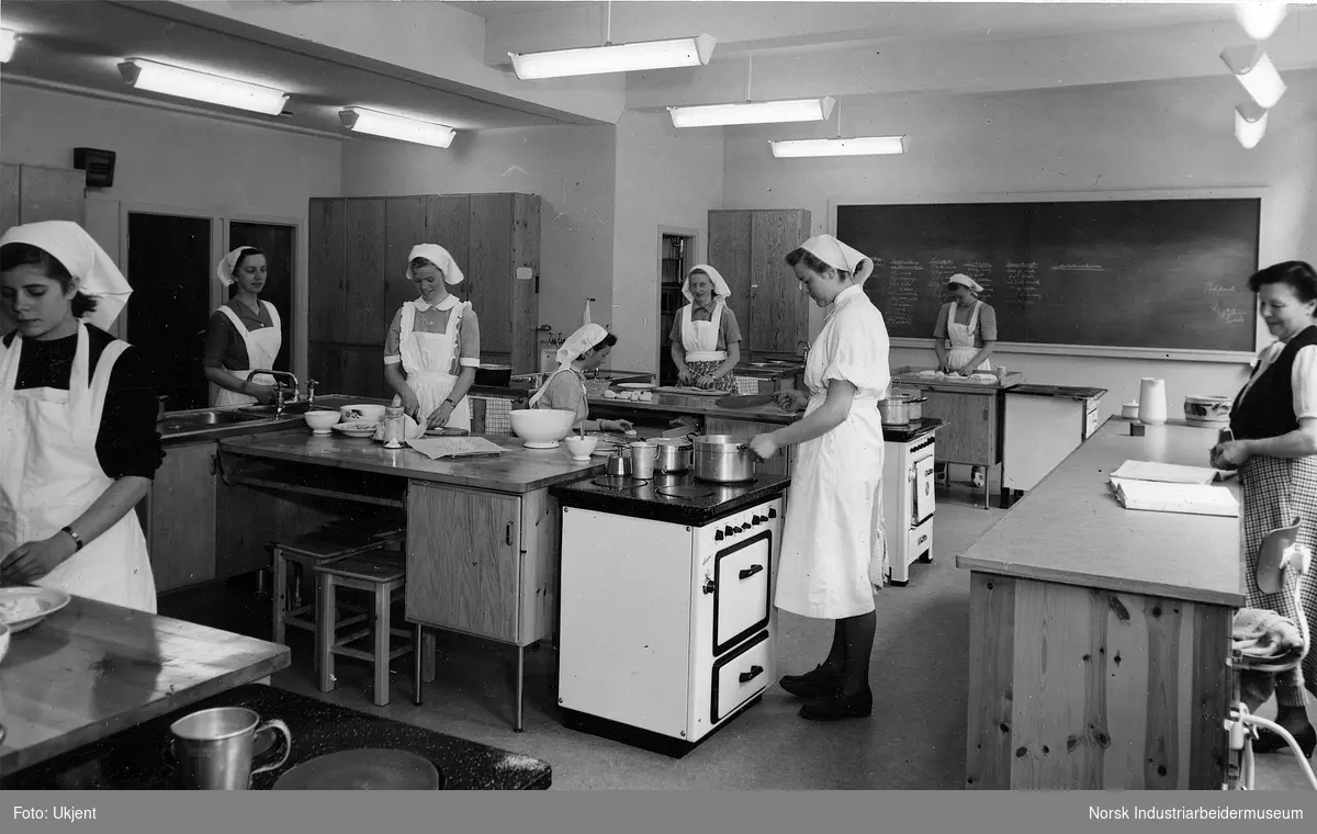 Elever og lærer på kjøkkenet ved Tinn kommunale husmorskole i nye lokaler på Rjukan Yrkesskole.