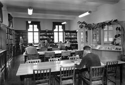 Mennesker sittende i bibliotekssalen / lesesalen på Rjukan B