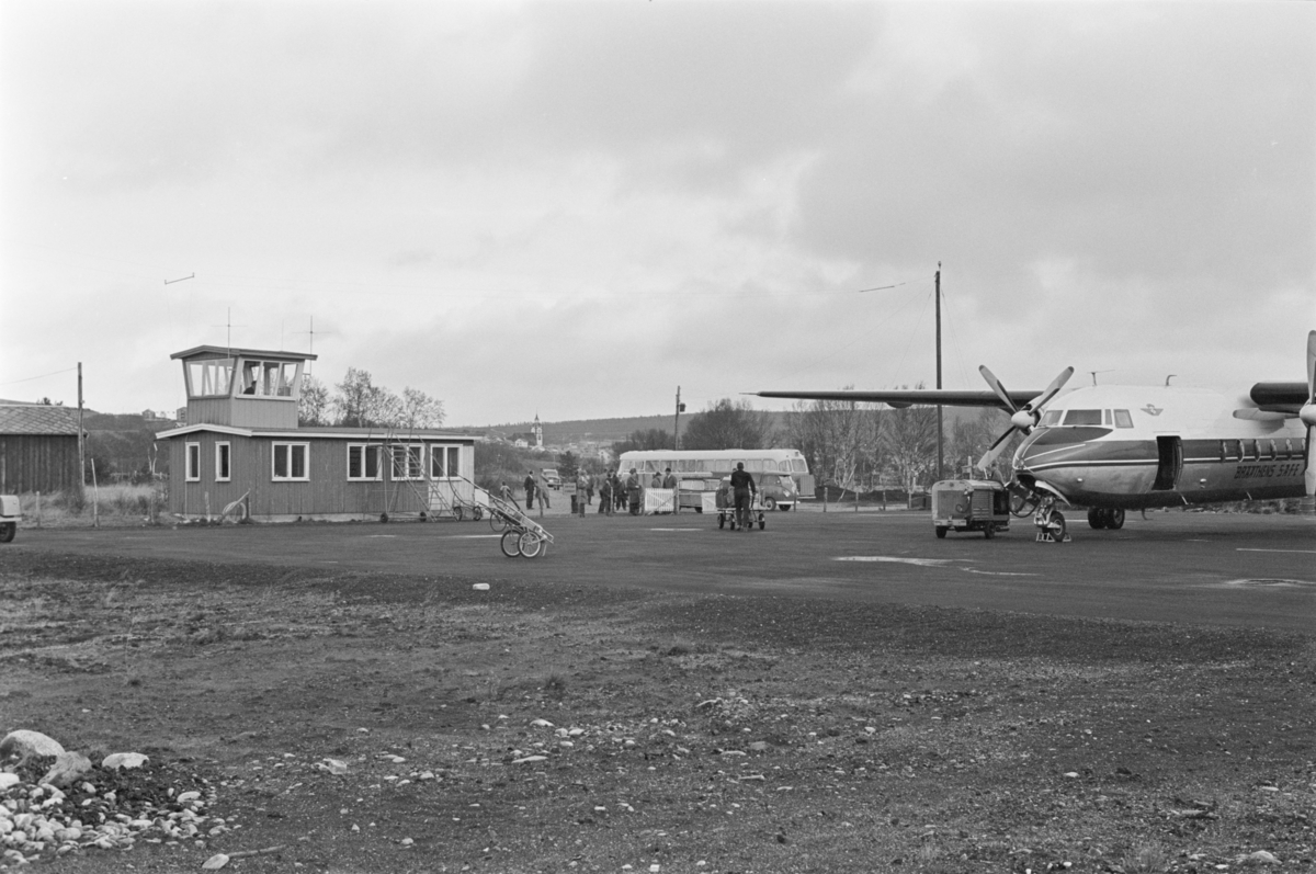 Et propellfly på rullebanen på Røros lufthavn.