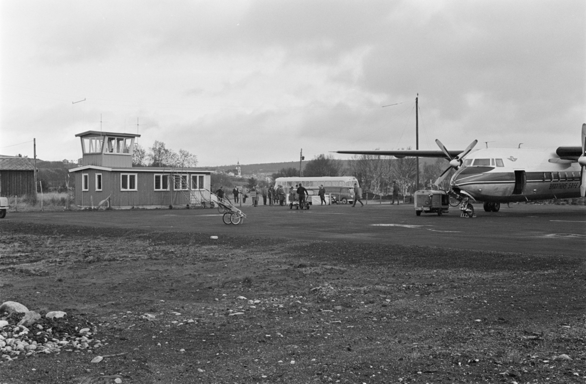 Et propellfly på rullebanen på Røros lufthavn.