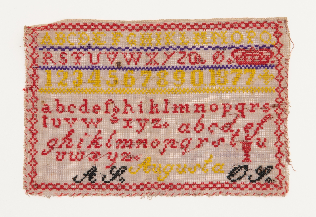 Beige strammei.
Brodert ulltråd, korssting.
Trå rød, gul, sort og lilla.
Brodert: to alfabeter, tall, krone, timeglass. 
"AS" "OS" "Augusta" "1877"