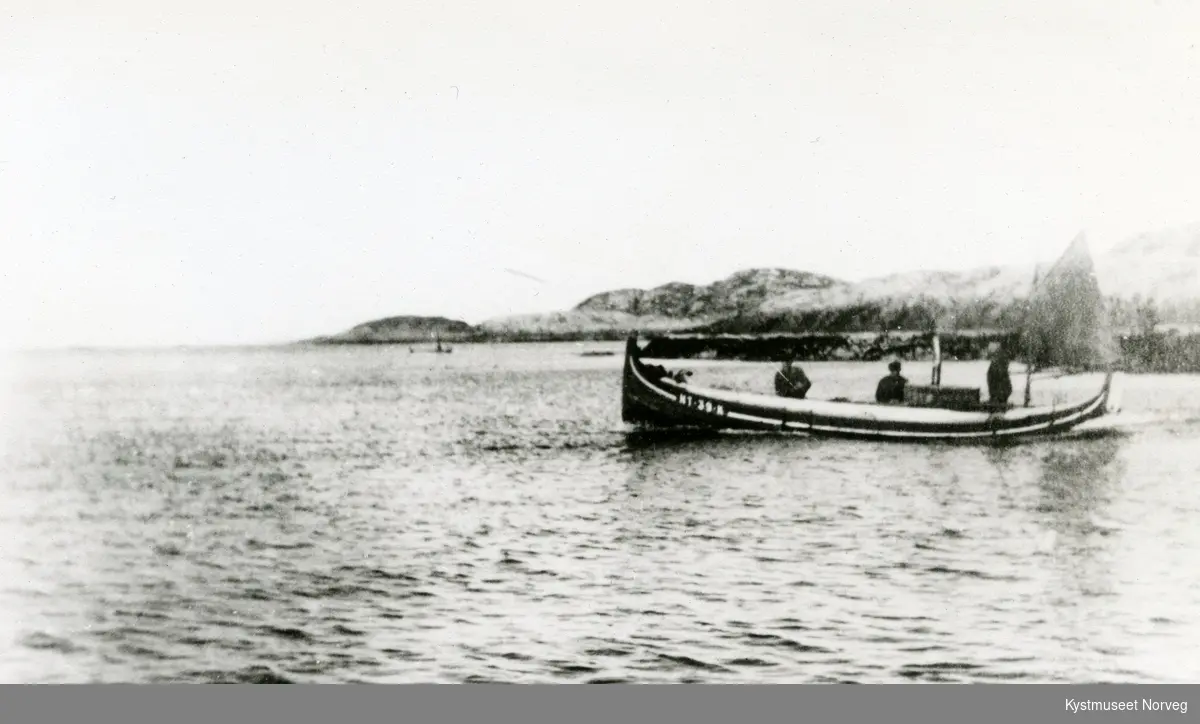 Olaf, Ottar og Petter Buvik utenfor Sør-Gjæslingan i Nordlandsbåt