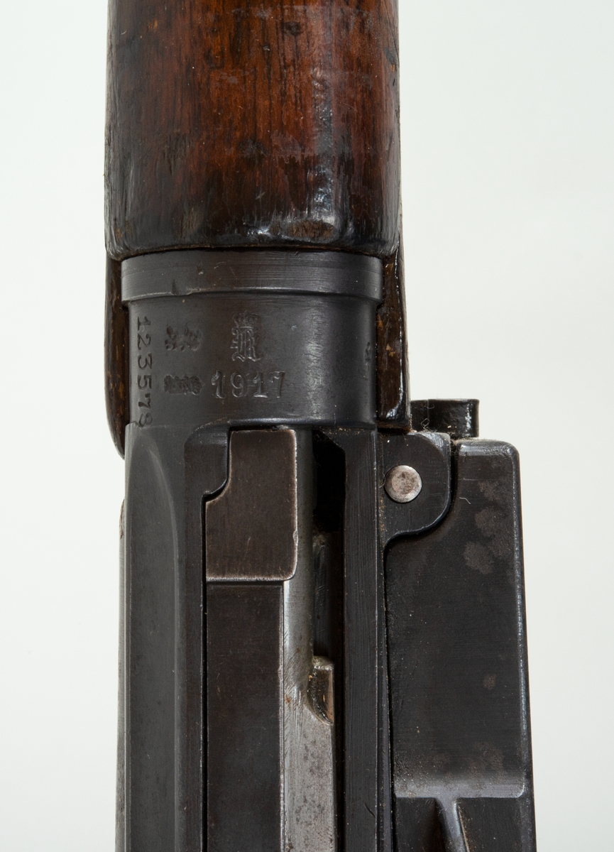 Krag Jørgensen 1917 med bajonett. Serienr på glidekasse 123578, bolt og sluttstykke 160.