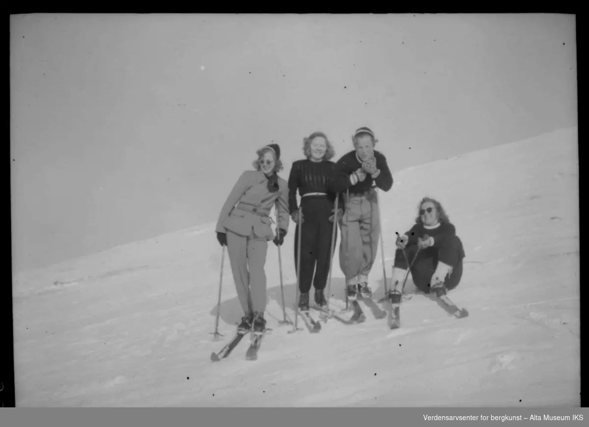 Kvinner og mann på skitur