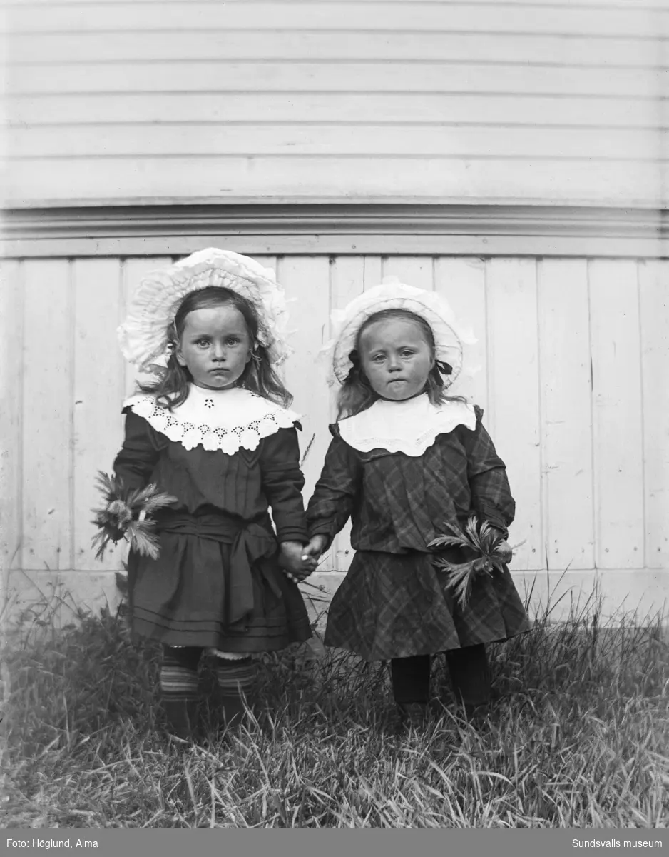 Porträttbild av två små flickor, till vänster Nelly Malmström (gift Svärd).