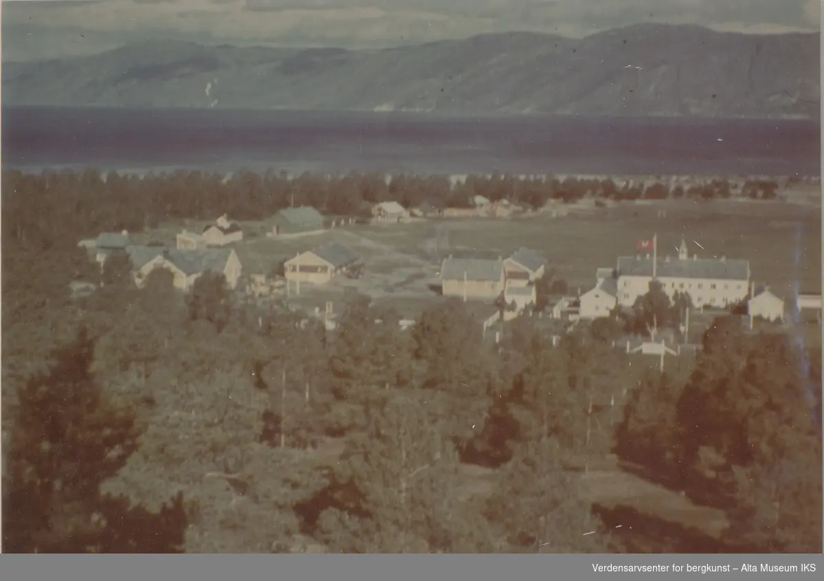 Fargefotografi av Elvebakken og Altagård, tatt under andre verdenskrig.