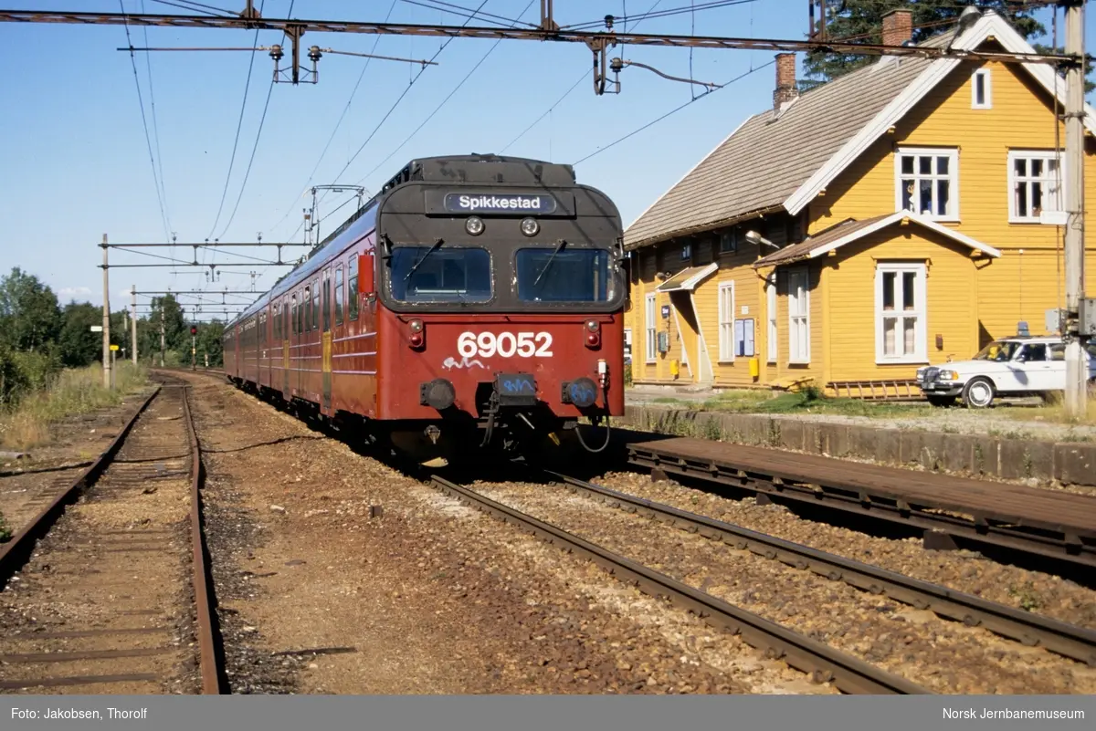 Elektrisk motorvognsett type 69 med motorvogn Bm 69 052 fremst, med lokaltog fra Moss til Spikkestad, tog 1130, i spor 2 på Såner stasjon