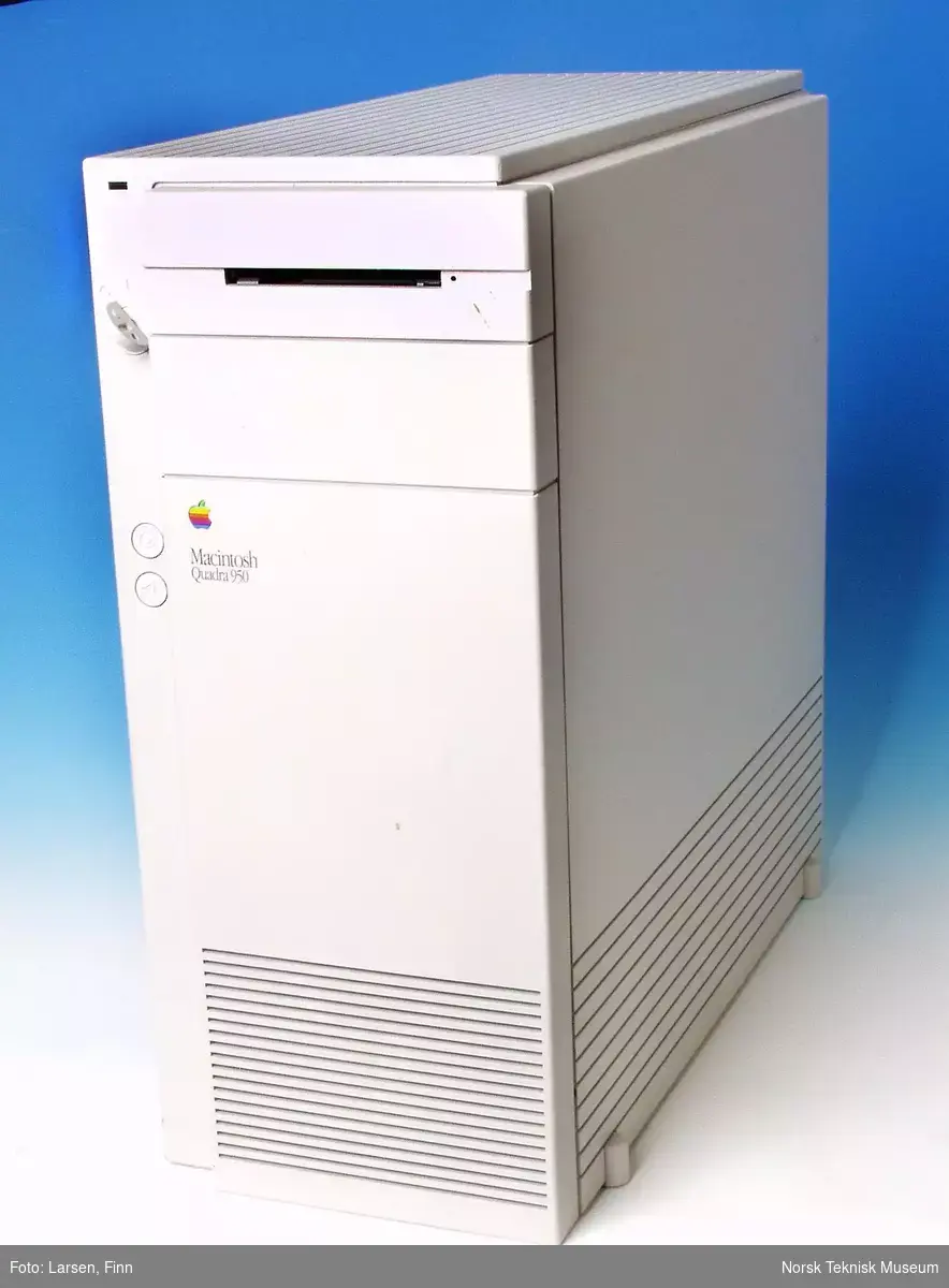 Fra apple-history.com:
Codename: Amazon, Zydeco
CPU: MC68040
CPU speed: 33 Mhz
FPU: integrated
motherboard RAM: 0 MB
maximum RAM: 256 MB
number of sockets: 16 -- 30 pin SIMM
minimum speed: 80 ns
VRAM: 1 MB - 2 MB (4 sockets)
ROM: 1 MB
L1 cache: 8 k
L2 cache: n/a
data path: 32 bit
bus speed: 33 Mhz 
slots: 5 NuBus, 1 PDS
SCSI: DB-25
Serial Ports: 2
ADB: 2
Floppy: 1.4 MB SuperDrive
HD: 230 Mb-1.0 GB
CD-ROM: 2x
Display: resolutions up to 1152x870
Sound Output: stereo 8 bit
Sound Input: mono 8 bit
Ethernet: AAUI-15
Gestalt ID: 26
power: 303 Watts
Weight: 36.8 lbs.
Dimensions: 18.6" H x 8.9" W x 20.6" D
Min System Software: 7.1
Max System Software: 8.1
introduced: May 1992
terminated: October 1995


Announced in May 1992, the Quadra 950 was a "speed bump" of the Quadra 900. The processor was upgraded from a 25 Mhz 68040 to a 33 Mhz. The Quadra 950 sold for $7,200.
