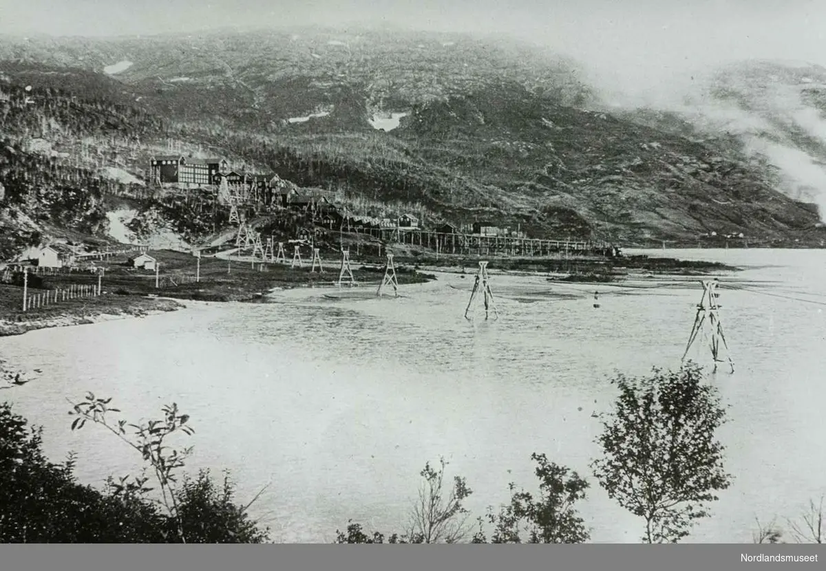 Sandnes. 
Utsyn til Sandnes fra Skolehusodden ca 1903. Dette var før det første Elmorevaskeriet ble bygget. 

Foto Ukjent.