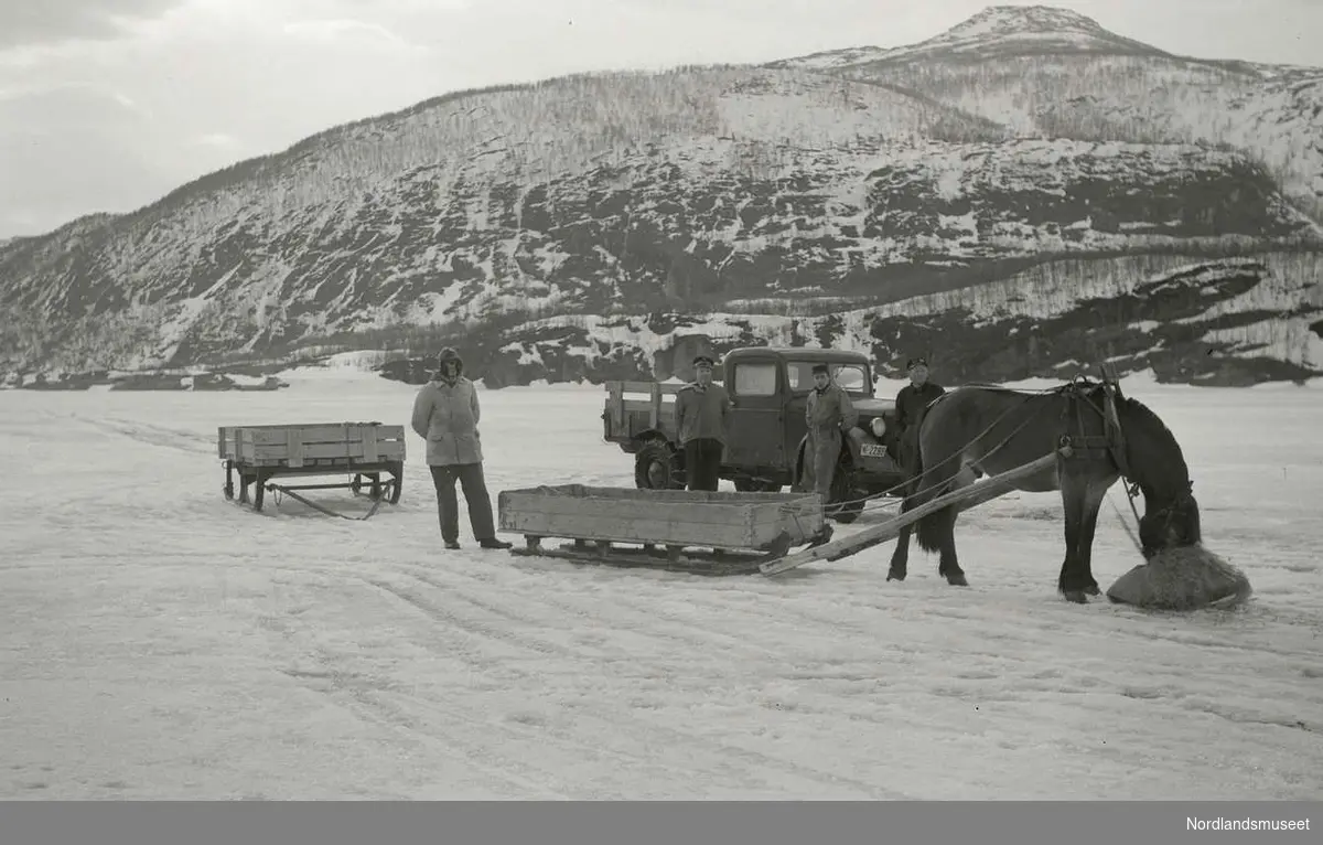 Vannene. 
Hest og bil på isen i 1950-årene. 

Foto Ukjent.