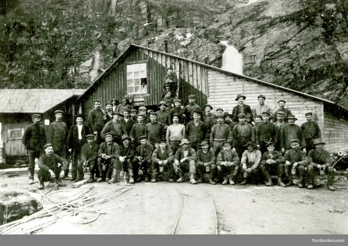 Giken. 
Arbeidere i gruva ca 1912. 

Foto Ukjent.