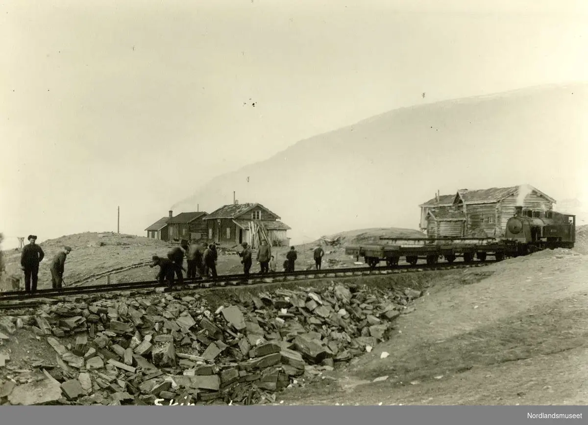 Transport Industri Bergverk Sulitjelma lokomotiv tog jernbane Påskrift: Skinnelægging ved reinhagen 27-10-1914