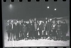 Fotografi av mange barn kledd i vinterklær og skøyter på seg