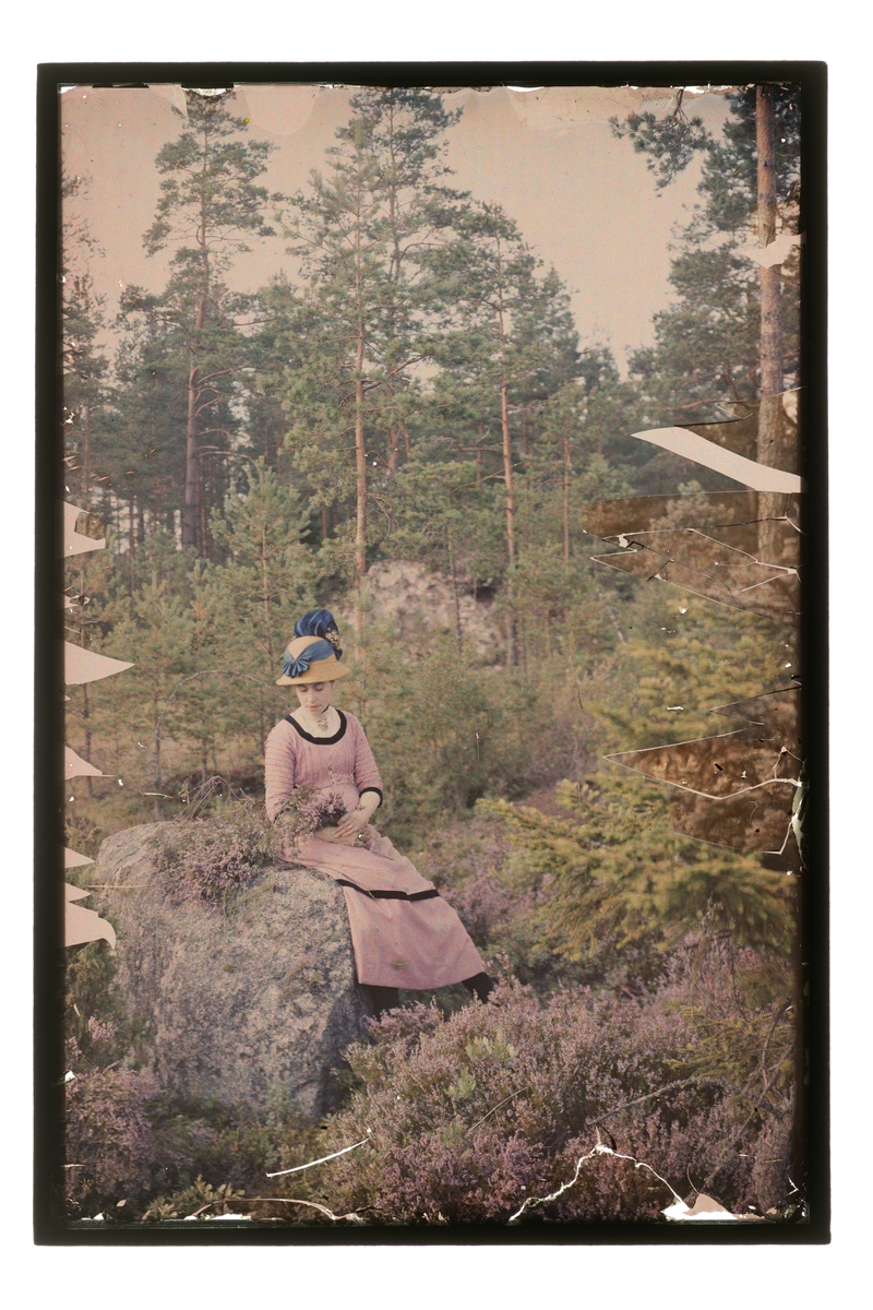 Kvinna i lila klänning. Hulda Lindskog.