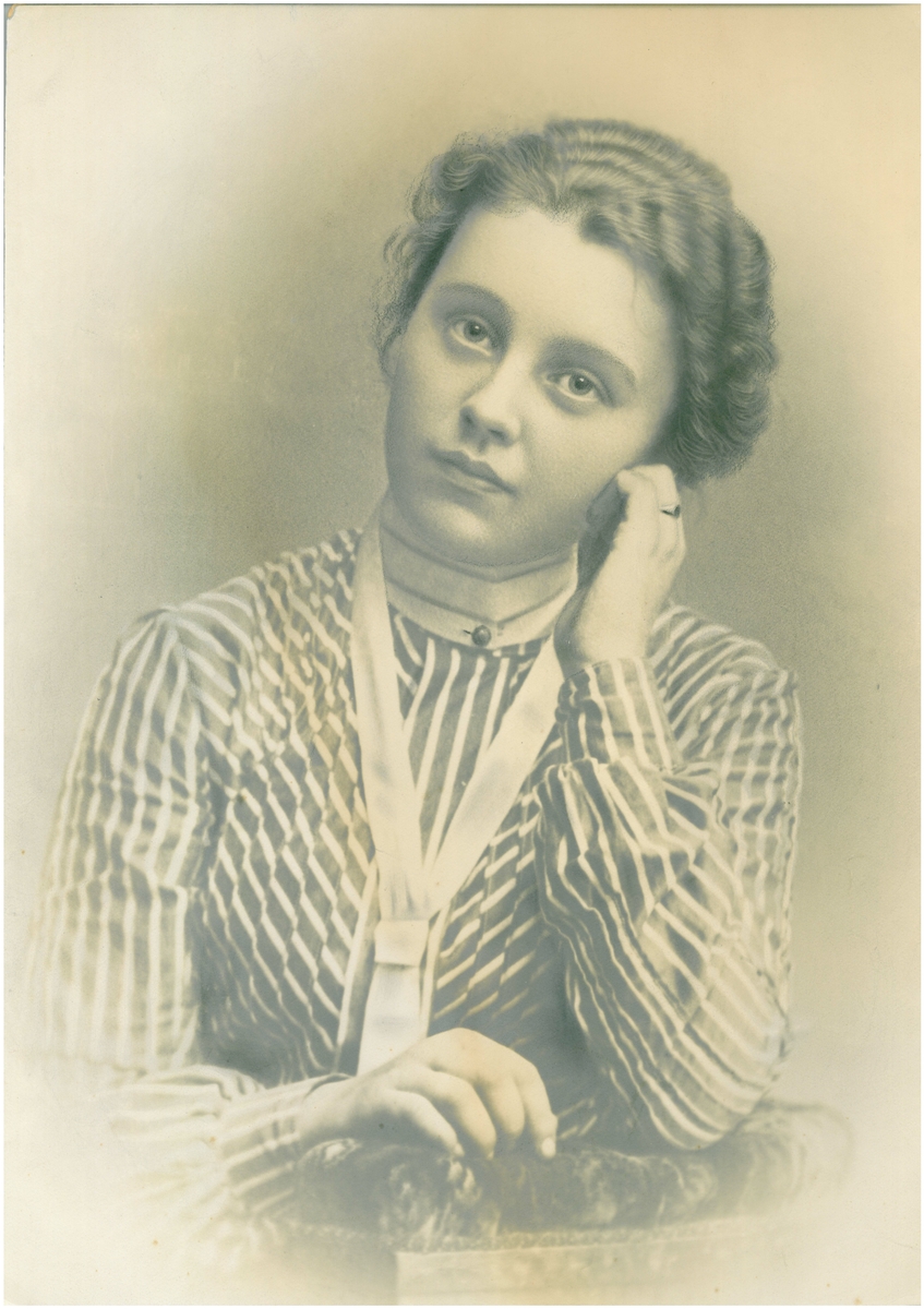 Maja Skoglund (1883-1939) var textilarbetare. Hon var tidigt engagerad i fackföreningsrörelsen i Gävle och blev invald i styrelsen för Svenska Textilarbetareförbundets avdelning 44 i Strömsbro. Vid storstrejken 1909 var Maja aktiv. Efter strejken började hon studera vid Brunnsviks folkskola.