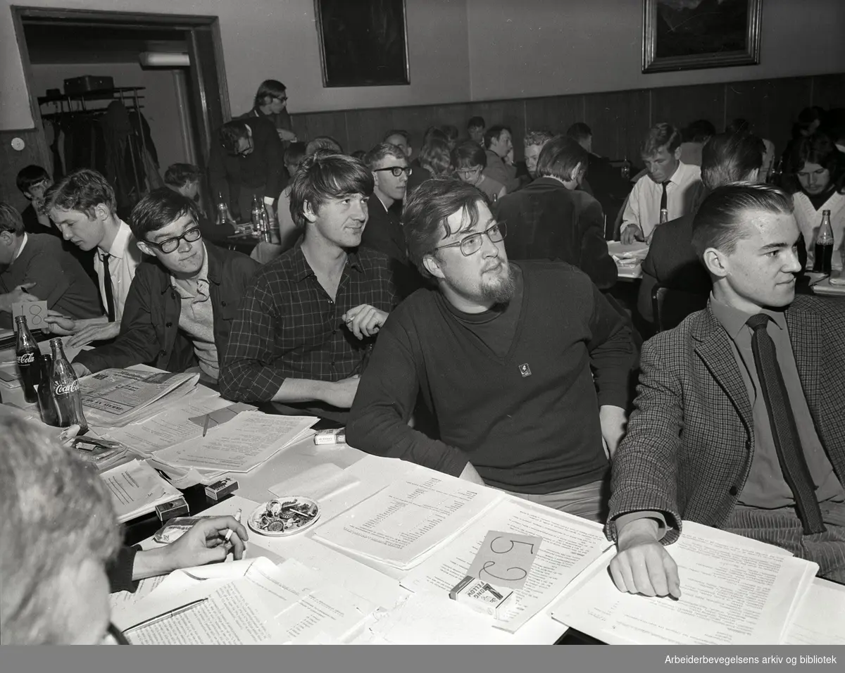 Landsmøte i SUF. 7. oktober 1967. På bildet sees blant andre: Ivar Johansen (Nr 3 fra høyre) og Sigmund Grønmo (ytterst til høyre).