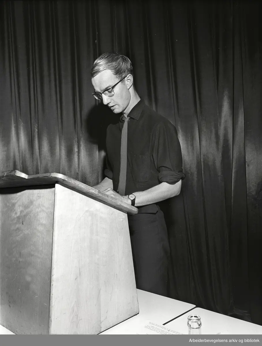 Landsmøte i SUF. 7. oktober 1967. Sigurd Allern på talerstolen..