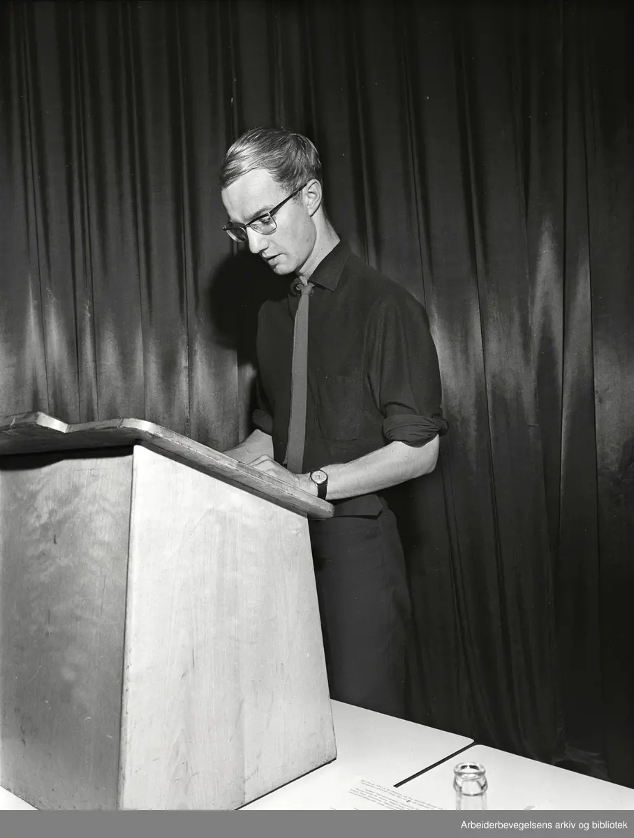 Landsmøte i SUF. 7. oktober 1967. Sigurd Allern på talerstolen ...