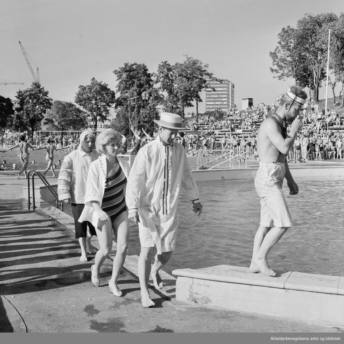 Opptak til NRK tvs underholdningsprogram "Slagerparaden" i Frognerbadet. The Monn Keys. Fra venstre: Arne Bendiksen, Sølvi Wang, Per Asplin og Oddvar Sanne. Juni 1961