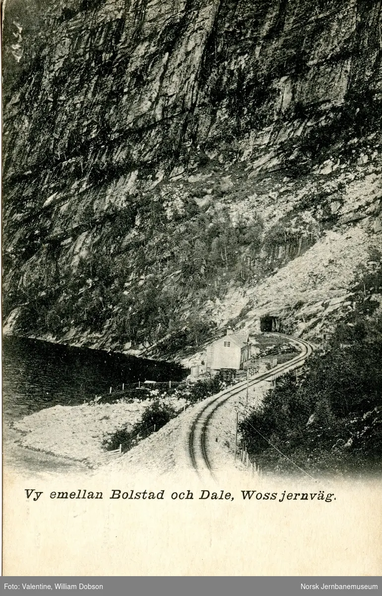 Parti av Vossebanen ved Dalseid mellom Bolstadøyri og Dale stasjoner. Sibirien vokterbolig og vestenden av Kløftefjell tunnel