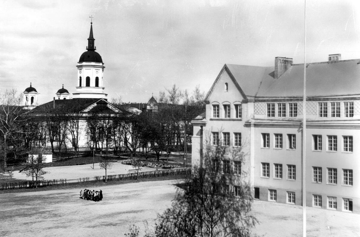 Domkyrkan i förgrunden. Johannesbergskolan. Västernorrlands museum
