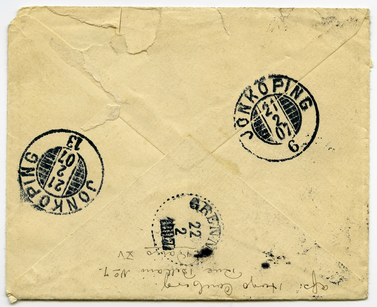 Brev 1907-02-19 från Hugo Carlberg till John Bauer, bestående av fyra sidor skrivna fram- och baksidan av ett vikt pappersark, samt kuvert Huvudsaklig skrift handskriven med svart bläck. 
.
BREVAVSKRIFT:
.
[Kuvert framsida]
[frimärke REPUB--- FRA--- 25 c, poststämplar PKXP No 6 21 2 1907, ---LITTRE, samt PKX- No 6 C 21 2 1907]
Konstnären John (Bauer under poststämpel)
[överstruket: Jönköping]
Torstorp
Suède
Gränna
.
[Kuvert baksida]
[tre poststämplar; JÖNKÖPING 21 2 07 13, JÖNKÖPING 21 2 07 6 samt GRENNA 22 2 1907]
afs. Hugo Carlberg
Rue Bellami No 7
Paris XV
.
[Sida 1]
Paris d. 19 Febr. 1907.
Broder John – Syster
och vänner.
Sitter på Café Versailles
långt från Småland och snö
och tänker på Er båda vänner
där ni sitter och värmer Eder
framför björkvedsbrasan, å hur
varmt det kännes inne i stugans
vrår – när det hviner af yrsnö
ute.  -  jag tycker mig se
lampan med skärm, [överskrivet: t] kastar spar-
- samma ljusknippen öfver någon
ritbräda med sagoteckningar. 
Således föreställer jag mig Eder
lilla gemensamma stuga.
Det är inte utan att sentimentala
tankar vankar genom min
gamla förhärdade skalle
.
[Sida 2]
men man rår ju inte för att
man är till. jag har varit
i Paris 1 mån. Paris är en stor
egendomlig stad – med för mycket
arbeten i konst  - hufvudet står still
första tiden  -  åtminstone när jag
kom  - vi hade en sådan kyla som
i mannaminne ej haft sin likhet –
Fransmännen dog som flugor, skyddade
som de voro blott af en tjock halsduk.
”Louvren” verkade värmestuga med
figurer (à la Kulle fordontima) hufvudet
igenkanat af hår å skägg – 
Gunnar W. och jag har en bussig
ateljé i ett ateljéhus som består af
ett 60-tal skrubbar alla möjliga
- typer bor där – sådana som kunde
visas för pengar – vägg om vägg
har vi en Polack som har 4 eller
ett dussin älskarinnor – de spelar
piano och sjunger kvartett som
verkar Gröna Lund – O Gud
Signe ------.
i – tisdags var här första stora 
karnevalsdagen – då vimmlade
det af stiliga, ögon å mund-målade
.
[Sida 3]
pariserdamer där demimonder kastade
konfetti så färgen rann nerför kinderna
Hallströms – Österlund och Busch, Lindborg
blandade sig i hvimlet och muntrade
sig – jag förlorade dem ur sikte
och se jag blef ensam     men som
foretagsamhetens yngling asade jag
mig ner – till Café de la Regence
där vi sedermera träffades     där dansade 
skandinaverna och där var nordiska
tungomålet förhärskande – till framåt
midnatt. jag sander Ester några
gryn konfetti som skulle varit
ämnadt åt henne – Johns Fru – om
hon varit med. Fransmännen
äro sakligt slipade i allt hvad som
angår den snöda kofvans tillraffande –
jag har gladt mig 14 dar öfver att
ha lurat en knipslug Garçon på 
en kaffe. Gunnar den snälle har
fått falska pengar från 14 hundra-
talet forefaller märkvärdigt han
som behärskar språket jag 
kan inget utan några glosor
men jag håller käften och gestiku
-lerar på Franska och det går
.
[Sida 4]
Skakis har en katt, han skulle
köpa kattmat – och hans prestationer
i Franska var det roligaste jag sett
på länge – han blef förmycket förstådd.
jag skall köpa en kinesisk näktergal
de kostar 7 franc men Busch säger
att i Lumpbodar får man dem billigare
han tänker sjelf köpa en markatta
som kan hälsa. – i vår Ateljègård
finnes mycket kattor – jag räknade
en morgon 37. de sjunger en till
sömns så vackert – jag gnisslar tänder
då jag ej öfveröstar dem med Fiolen.
jag har allaredan börjat arbeta.
i sommar tänker jag resa till
Bretagne-normandie eller Italien
några kurrar tänker resa med Pil-
grimståget till Rom i Påsk – det är
en billig resa i Boskapsvagnar och drar
3 dar utan sittplats. biljetten gäller 3 veck.
Berlin tyckte jag om vi voro där
4 dar – sedan såg vi Dômen i Köln
och kom en morgon hit då det
snöade – ja Hej Kära vänner
skrif – det är roligt få bref från
Swedens land. Hugo –
min adr: Rue Bellami 7
Paris XV (France)