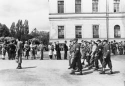 Hjemmestyrkene foran Det kongelige slott, 1945.