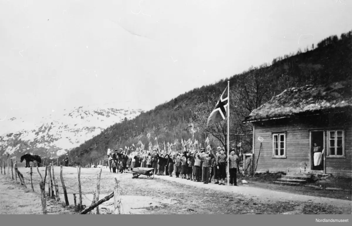 17. mai, Gyltvik. Kornet ble sådd. Dagfinn Pedersens hus på fjøsbakken.