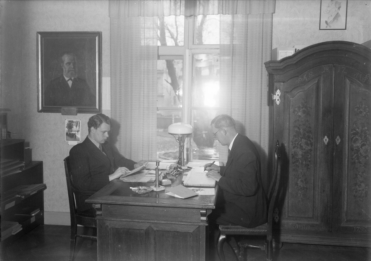 Två män vid skrivbord, Kalmar nation, Uppsala 1943