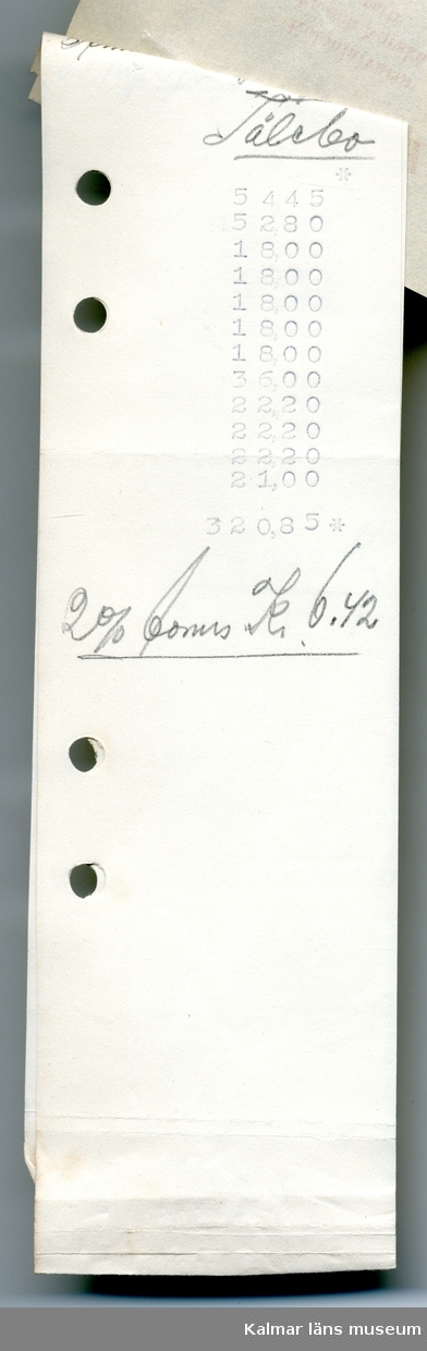KLM 46521:103:1-3 Kreditfaktura. Av papper. Kreditfaktura från Handelsaktiebolaget Adolf Anderson. Till Lisa Jonsson, Eftr., Tålebo, Blomstermåla. Ihophäftad med två st kvitton. Handlingen är daterad 27/8 1935.