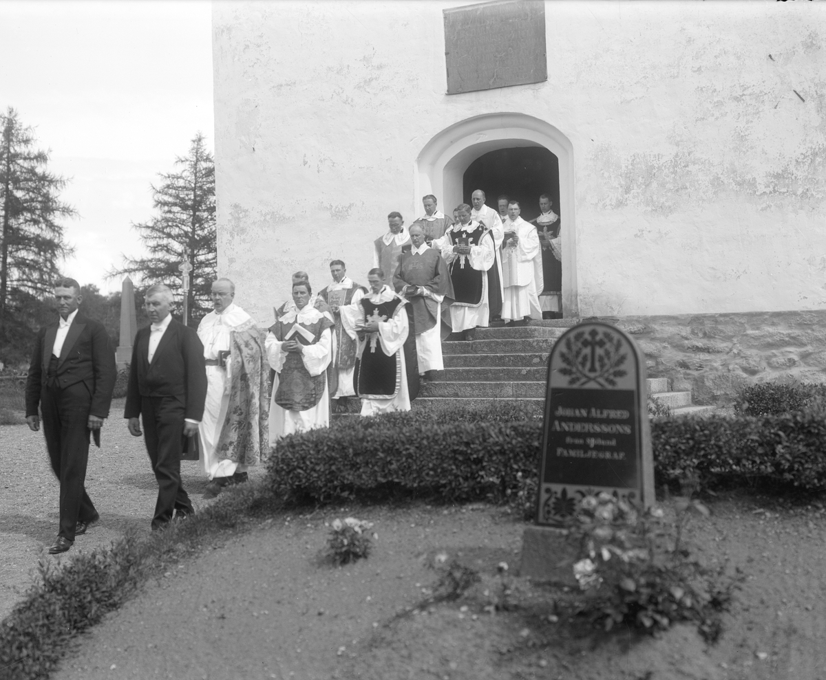 Kyrkoherdeinstallation i Vårdnäs 1932. Den installerade är kyrkoherde Gösta Jehrlander, som kom att leda församlingen till sin död 1955.