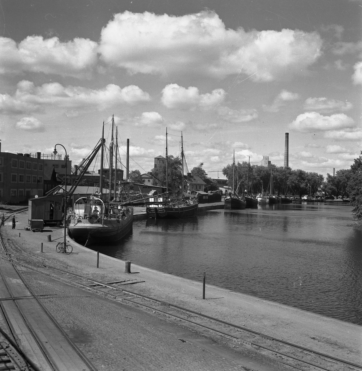 Hamnen i Linköping vid Stångån. Här lade många skutor till vid kaj. De kom med ved och fisk. T.v. syns nybyggda ELGE-verken.
Förr på 20- och 30-talet kom många skutor upp här i Nykvarn och sålde fisk m.m.