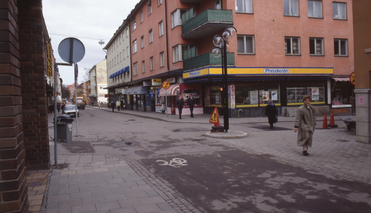Korsningen Platensgatan / Ågatan. Pressbyrån på Ågatan.