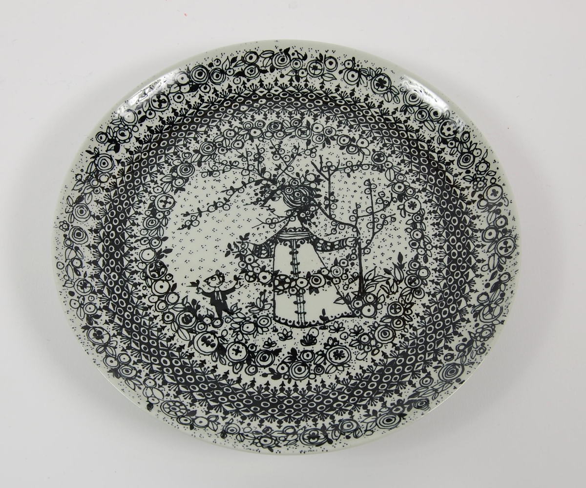 Hvit og sort tallerken med motivet Aarstiderne av Bjørn Wiinblad.