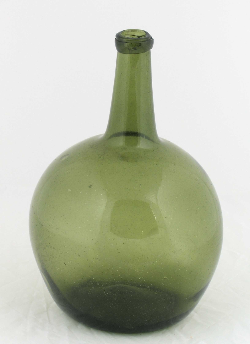 Grønn kuleformet flaske.