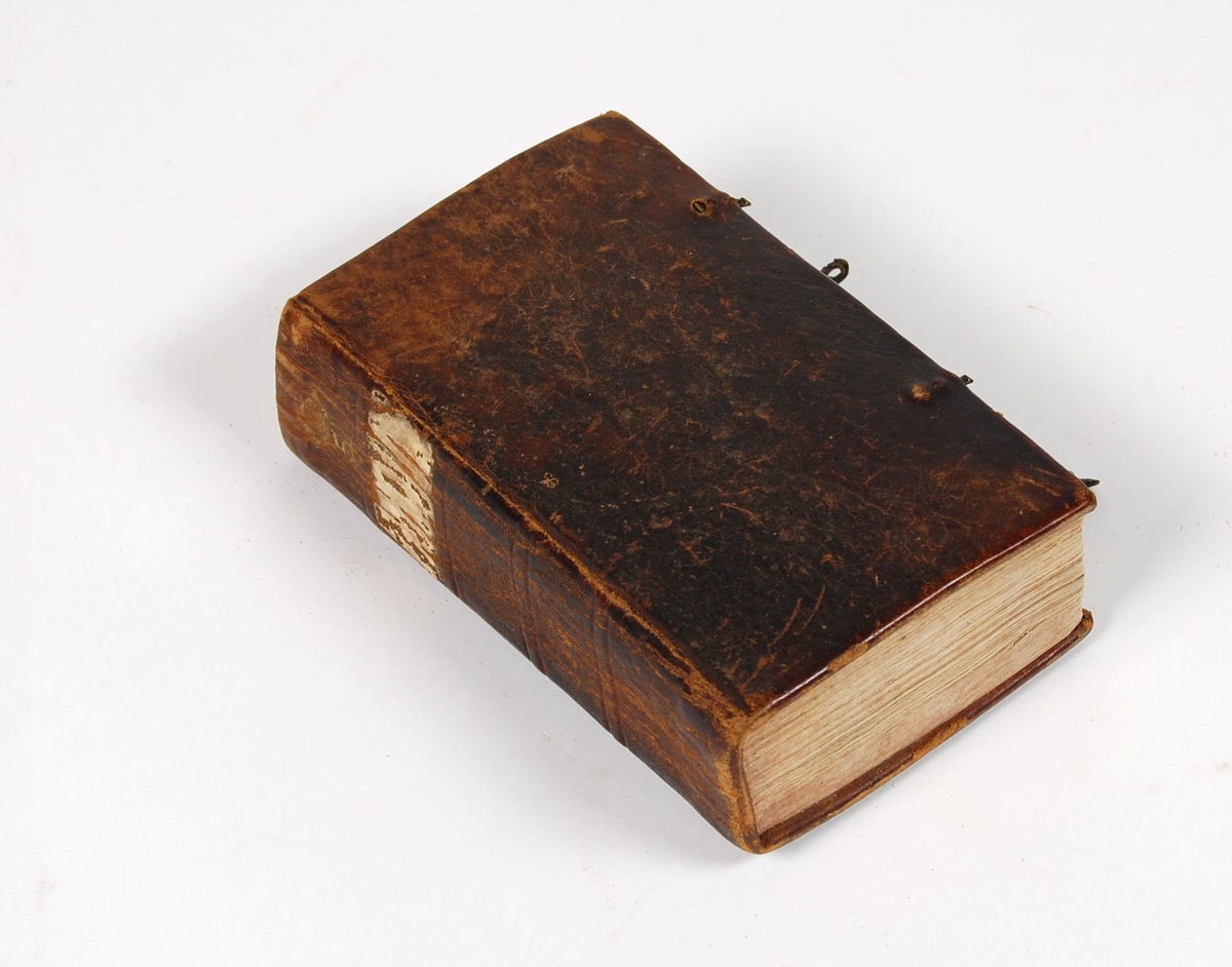 Skinninnbundet bok med skadet lukkemekanisme. Utgave fra 1800 av Christian 5s norske lov fra 1687.